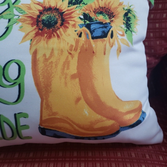 Accent pillow 13" x 18" - Baby its Spring Outside- NWT - Picture 2 of 4